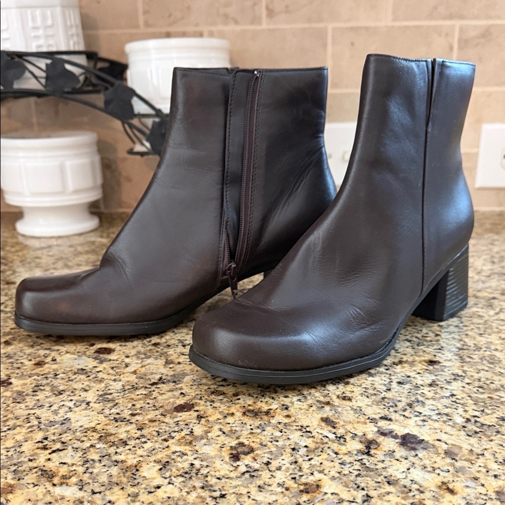 Vintage Y2K Dark Brown Leather Ankle Boots - Classic Zip-Chunky Heel Style